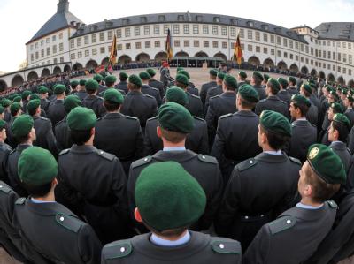 Die letzten Thüringer Wehrpflichtigen legen in Gotha ihr feierliches Gelöbnis ab. Nun startet der neue Freiwilligendienst der Bundeswehr. Aussetzung der Wehrpflicht
