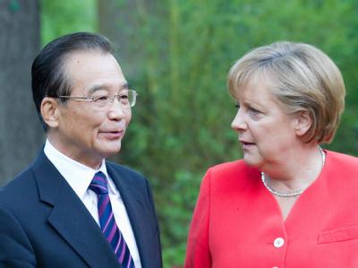 Angela Merkel begrüßt Chinas Ministerpräsidenten Wen Jiabao. Merkel und Wen Jiabao
