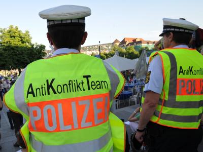 Zwei Polizisten des Anti-Konflikt-Teams der Polizei schauen der 80. Montagsdemo gegen das Bahnprojekt auf dem Stuttgarter Schlossplatz zu. Montagsdemo gegen Stuttgart 21