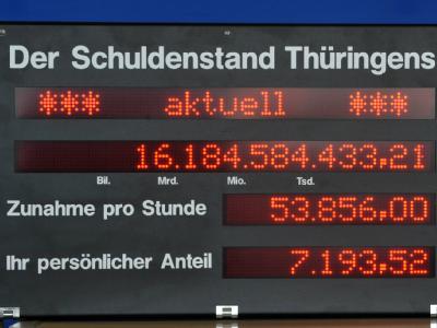 Thüringer Schuldenuhr (Foto vom 24.03.2011): Die Länder machen derzeit deutlich weniger Schulden als befürchtet. Thüringer Schuldenuhr