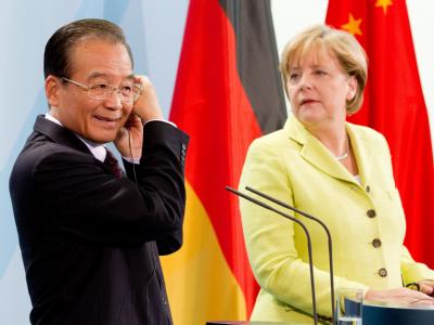 Chinas Ministerpräsident Wen Jiabao justiert während einer Pressekonferenz mit Bundeskanzlerin Angela Merkel seinen Kopfhörer. Regierungskonsultationen