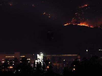 Flammen lodern rings um das US-Atomzentrum Los Alamos. Feuer bei Los Alamos
