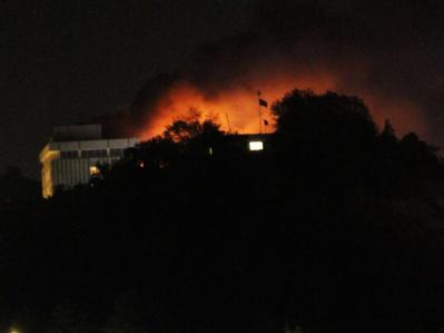 Flammen schlagen aus dem umkämpften Hotel in Kabul. Kabul