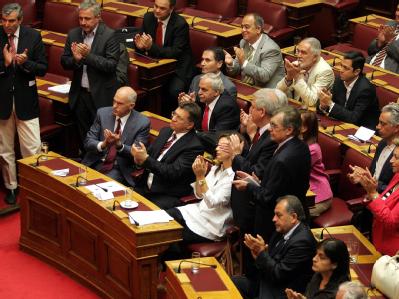 Stehender Applaus von der Regierungsfraktion nach der Abstimmung im griechischen Parlament. Applaus