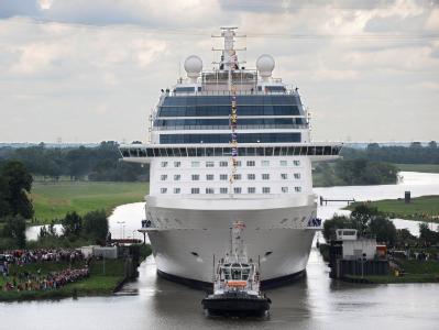 Der 319 Meter lange und 122 000 BRZ große Kreuzfahrtschiff-Neubau «Celebrity Silhouette» passiert die Schleuse zum Hafen der Meyer-Werft in Papenburg (Kreis Emsland). Überführuing 'Celebrity Silhouette'