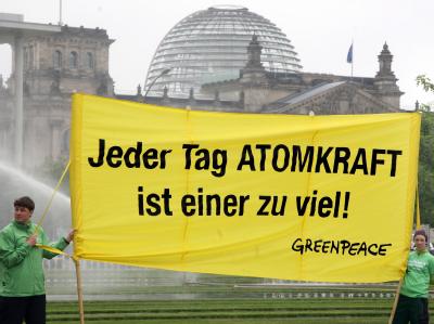 Greenpeace-Aktivisten demonstrieren vor dem Reichstag in Berlin. Greenpeace-Demo