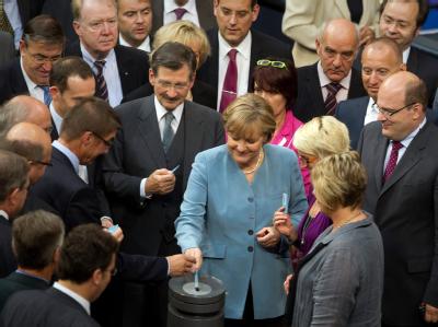 Historischer Moment im Bundestag: Bundeskanzlerin Merkel und andere Politiker bei der bei der namentlichen Abstimmung zum Atomausstieg. Abstimmung