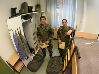 Zwei ausscheidende Wehrdienstleistenden der Panzerbrigade 12 packen ihre Taschen: Ab dem 1. Juli ist die Bundeswehr eine reine Freiwilligenarmee. Wehrpflichtige verlassen Bundeswehr