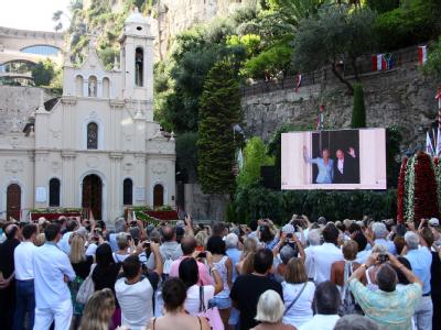 Die Kulisse war perfekt: Fürst Albert II. und Charlene Wittstock auf eine Video-Leinwand nach der standesamtlichen Trauung. Hochzeit in Monaco
