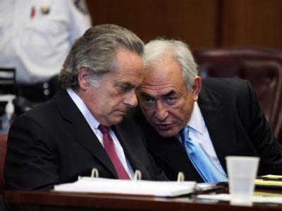 Dominique Strauss-Kahn (r.), hier mit seinem Anwalt Benjamin Brafman, ist wieder auf freiem Fuß, darf die USA aber zunächst nicht verlassen. Dominique Strauss-Kahn und Benjamin Brafman