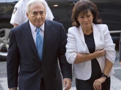 Dominique Strauss-Kahn und seine Frau Anne Sinclair auf dem Weg ins Gericht. Strauss-Kahn und seine Frau