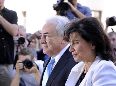 Dominique Strauss-Kahn und seine Frau Anne Sinclair auf dem Weg ins Gericht. Strauss-Kahn und seine Frau