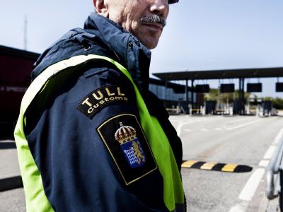 Ein Zöllner steht an der Öresundbrücke zwischen Kopenhagen (Dänemark) und Malmö (Schweden). Grenzkontrollen in Dänemark