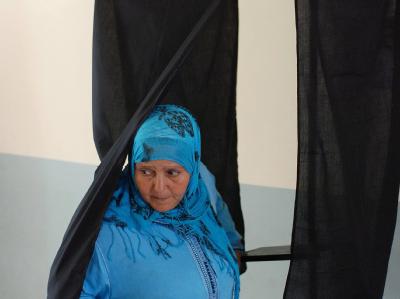 Referendum in Marokko: Eine Frau verlässt die Wahlkabine in Sidi Moumene in der Nähe von Casablanca. Referendum in Marokko