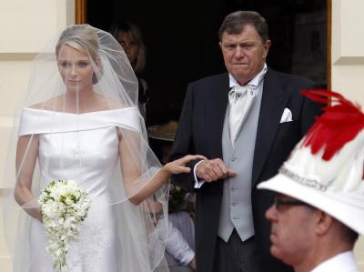 Vater Michael Kenneth Wittstock geleitet seine Tochter Charlene vor den Altar. Charlene und Vater Michael Kenneth