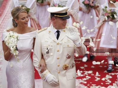 Fürst Albert II. von Monaco und seine Braut Charlene winken Gästen zu. Nach der Trauung