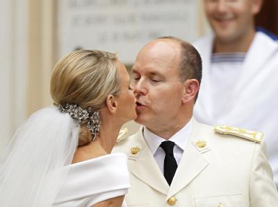 ... und noch einmal: Fürst Albert II. küsste seine Braut Charlene nicht nur vor dem Altar. Der Kuss