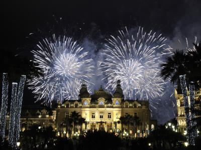 Das Dinner ist vorbei - das Casino von Monte Carlo wird von 15 000 Raketen illuminiert. Feuerwerk