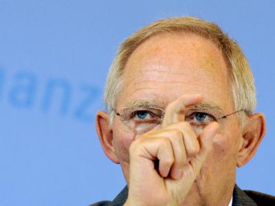 ARCHIV - Bundesfinanzminister Wolfgang Schäuble (CDU) spricht am 12.05.2011 in seinem Ministerium in Berlin auf einer Pressekonferenz zu den Ergebissen der Steuerschätzung Mai 2011. Am Mittwoch (06.07.2011) beschließt die Bundesregierung den Haushaltsentw Wolfgang Schäuble