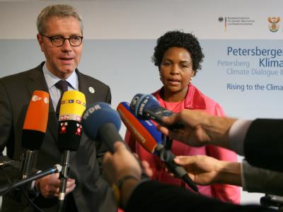 Bundesumweltminister Röttgen und Südafrikas Außenministerin Maite Nkoana-Mashabane vor Beginn des Petersberger Klimadialoges II. Petersberger Klimadialog