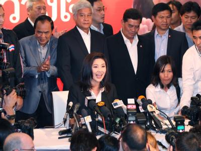 Die große Gewinnerin der Wahl: Yingluck Shinawatra umgeben von ihren Gefolgsleuten. Yingluck Shinawatra