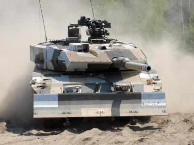 Kampfpanzer vom Typ Leopard 2 in voller Fahrt auf einem Testgelände (Foto: Krauss-Maffei Wegmann) Kampfpanzer Leopard 2