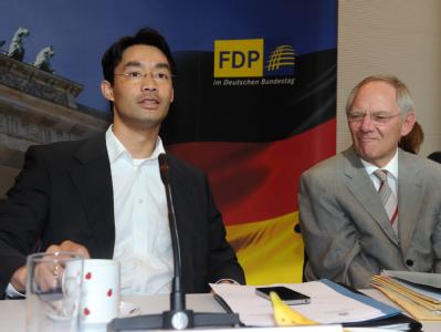 Bundeswirtschaftsminister Philipp Rösler (FDP, l) findet: Die Koalition mit der Union läuft prima. Schäuble und Rösler