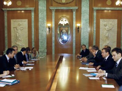 Russland Präsident Medwedew (2.v.r.) und Nato-Generalsekretär Anders Fogh Rasmussen (l) während der Verhandlungen in Sotschi. Treffen in Sotschi