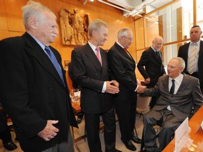Kläger und Beklagter: Bundesfinanzminister Wolfgang Schäuble begrüßt in Karlsruhe die Beschwerdeführer Wilhelm Hankel, Karl Albrecht Schachtschneider, Wilhelm Nölling und Joachim Starbatty (v.l.). Kläger und Beklagter