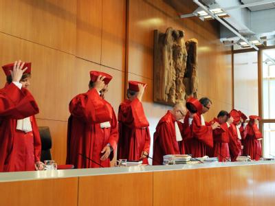 Der Zweite Senats des Bundesverfassungsgerichts eröffnet die Verhandlung über die Finanzhilfen für Griechenland und andere notleidende Euro-Staaten. Verfassungsrichter