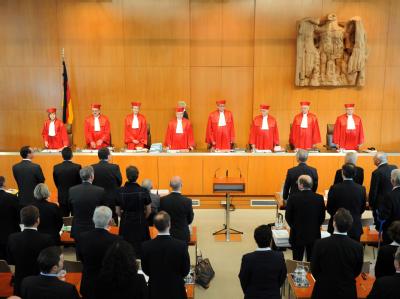 Der Zweite Senat des Bundesverfassungsgerichts eröffnet am Dienstag (05.07.2011) in Karlsruhe die mündliche Verhandlung über die Finanzhilfen für Griechenland und andere notleidende Euro-Staaten. Bundesverfassungsgericht