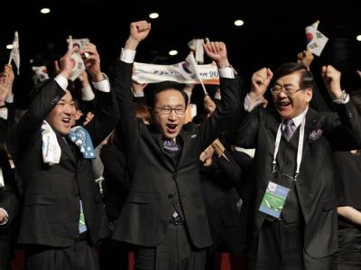 Koreas Präsident Lee Myung-bak (M) freut sich mit der südkoreanischen Delegation über die Entscheidung für Pyeongchang. IOC-Entscheidung