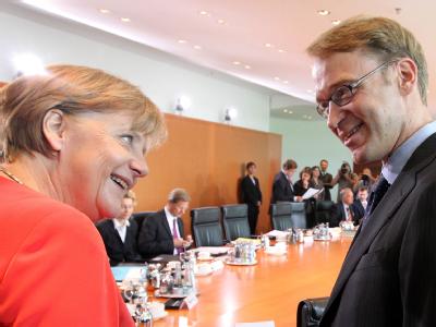Bundeskanzlerin Angela Merkel unterhält sich zu Beginn der Kabinettssitzung mit Bundesbank-Chef Jens Weidmann. Kabinett