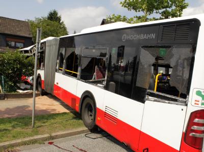 Der Linienbus kam erst im Vorgarten eines Hauses zum Stehen. Bus im Vorgarten