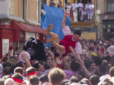 Ausgelassene Feiern in den Straßen von Pamplona. Ausgelassen