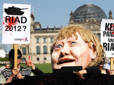 Demonstranten protestieren am Mittwoch vor dem Reichstag in Berlin gegen geplante Panzerlieferungen an Saudi-Arabien. Demonstration gegen Panzergeschäft