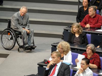 Bundesfinanzminister Wolfgang Schäuble verfolgt im Bundestag neben den Abgeordneten der Linkspartei die Debatte um Präimplantationsdiagnostik. PID-Debatte im Bundestag