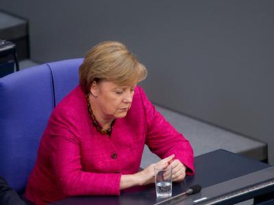 Schweigsam: Bundeskanzlerin Angela Merkel bei der Debatte über das umstrittene Panzergeschäft mit Saudi-Arabien. Merkel im Bundestag
