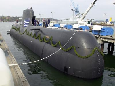 Ein U-Boot vom Typ 214 wird am 22.04.2004 bei der Howaldtswerken-Deutsche Werft AG (HDW) in Kiel auf den Namen Deutsche Rüstungsexporte