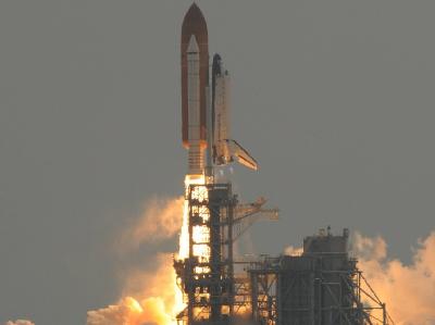 Nahezu pünktlich und fast ohne Probleme: Der letzte Start der Raumfähre «Atlantis» hätte kaum besser laufen können. Und doch überwiegt bei vielen Amerikanern die Trauer. In nicht einmal zwei Wochen ist das Zeitalter der amerikanischen Space Shuttle ein fü Start der Raumfähre «Atlantis»