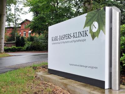 Der Eingangsbereich des weitläufigen Geländes der Karl-Jaspers-Klinik in Wehnen (Landkreis Ammerland). Karl-Jaspers-Klinik