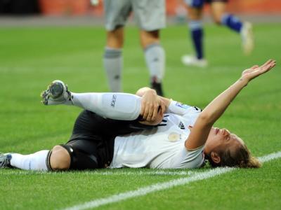 Kim Kulig nach dem Foul, bei dem sie einen Kreuzbandriss erlitt. Kim Kulig