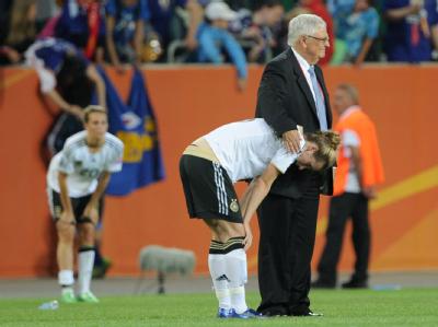 Tröster: DFB-Chef Theo Zwanziger nimmt Simone Laudehr in den Arm. Theo Zwanziger