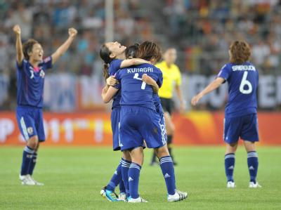 Japans Fußball-Frauen feiern ihren Sieg im Viertelfinale über Deutschland. Mit dem Erfolg wollen die Spielerinnen auch in der Heimat Mut und Aufmunterung spenden. Frauen-WM 2011 - Deutschland - Japan
