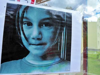 Missbraucht, gewürgt, ertrunken: Der gewaltsame Tod der kleinen Mary-Jane ist aufgeklärt. Ein 37-jähriger Bekannter der Mutter hat die Tat gestanden. Die Siebenjährige vertraute ihm, ihr Peiniger nutzte das kaltblütig aus. Trauer um Mary-Jane