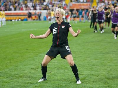 Die Amerikanerin Megan Rapinoe feiert ihren Treffer im Elfmeterschießen gegen Brasilien mit viel Emotion. Frauen-WM 2011 - Brasilien - USA