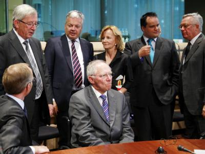Finanzminister Schäuble (M) umringt von EU-Amtskollegen in Brüssel. Finanzminister Schäuble umringt von EU-Amtskollegen
