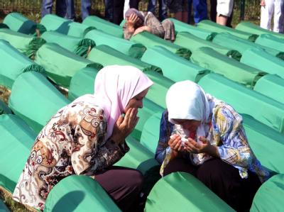 Zehntausende Menschen haben in Srebrenica des Massakers in dem ostbosnischen Ort vor 16 Jahren gedacht. Zehntausende gedenken Massakers von Srebrenica