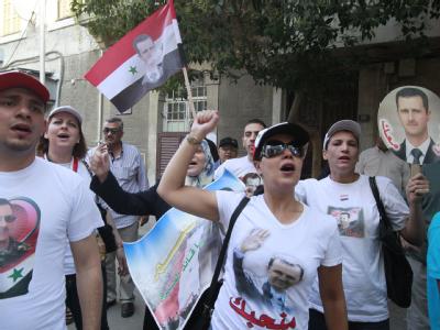 In Syrien protestieren Assadbefürworter wütend vor den Botschaften Frankreichs und der USA. Die USA distanzieren sich immer mehr von Assad. Protest
