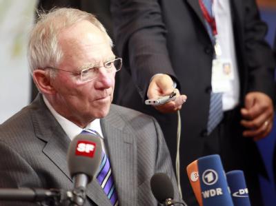 Finanzminister Schäuble spricht während des EU-Treffens zur Schuldenkrise in Brüssel mit Medienvertretern. Finanzminister Schäuble